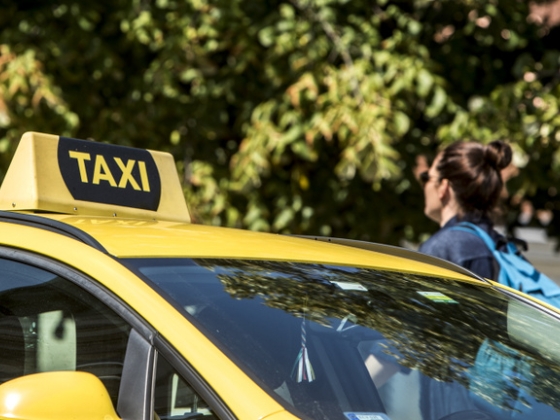 Taxisofőr az Indexnek: ezért volt szükség a reptéri felár bevezetésére