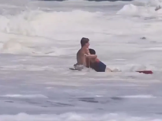 16 éves vízimentő rohant a tomboló hullámok közé egy fuldokló fiúért – videó