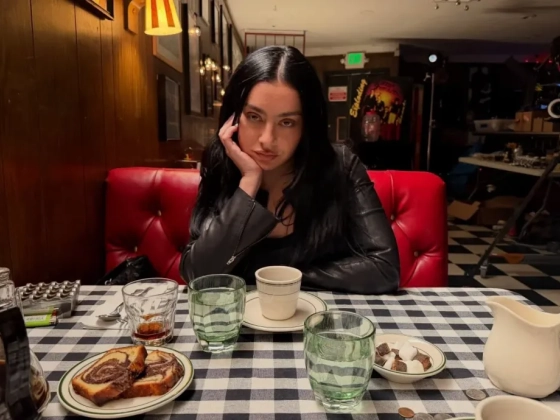 Charli XCX már nem orrba-szájba partizik, hanem a mulandóságon szorong
