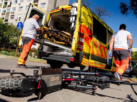 Két tizenéves fiú szenvedett rollerbalesetet, egyikük bukósisak ellenére eszméletét vesztette