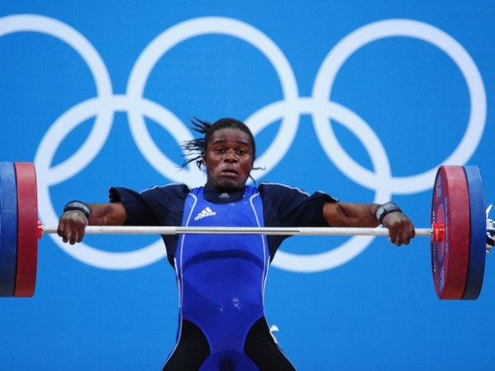Hazájában bebörtönözték volna, bujkálni kényszerült és új életet kezdett az olimpiai bronzérmes súlyemelő
