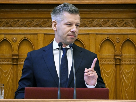 Magyar Péter már több mint 15 órát beszélt a parlamentben