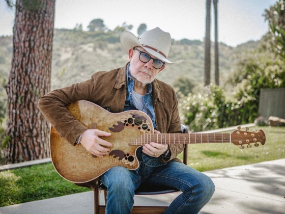 A legendás Elton John dalszerző, Bernie Taupin kilép a saját erejéből