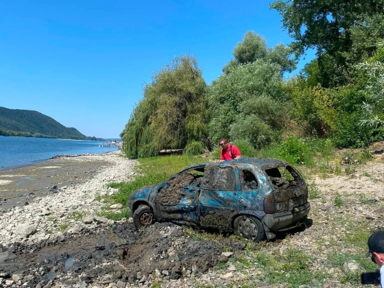 Döbbenet Szobnál: 13 év után került elő egy autó az apadó Dunából – fotók