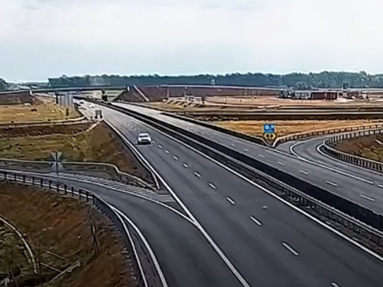 Békésen hajtott egy autós az M4-esen, amikor beütött a mennykő + videó