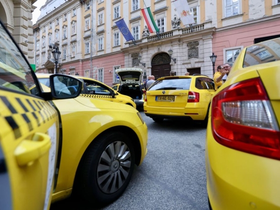 Taxival utazna Budapesten? Szombattól már drágábban teheti ezt meg
