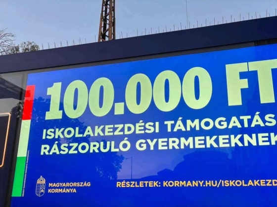 Betiltották, majd lemásolták: Magyar Péterék digitális kijelzőkön hozták vissza a kék plakátokat