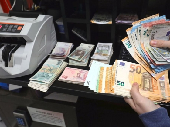 Eurórohamot kerestünk a pesti pénzváltóknál – de másik pénz kell most a magyaroknak