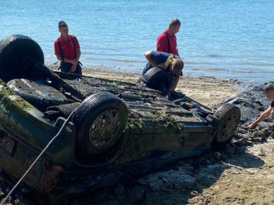 Olyan alacsony a Duna, hogy előbukkant belőle egy autó
