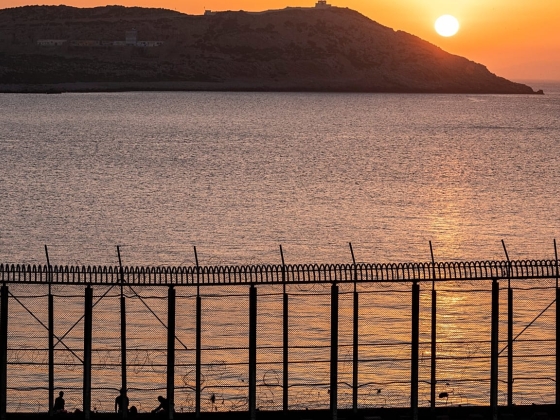 Több száz migráns úszik Marokkóból a spanyol Ceuta területére
