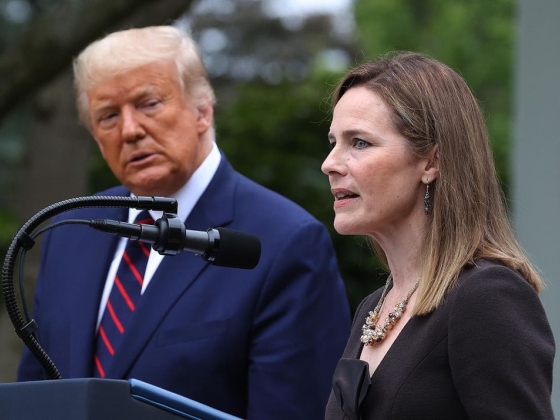 Trump a konzervatív legfelsőbb bíróság előtti nagy veszteségek után megosztja Amy Coney Barrettet