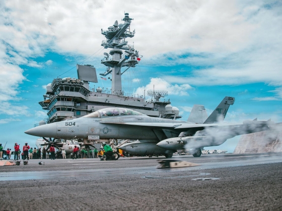Az amerikai haditengerészet USS George Washington repülőgép-hordozója Vietnamba látogat