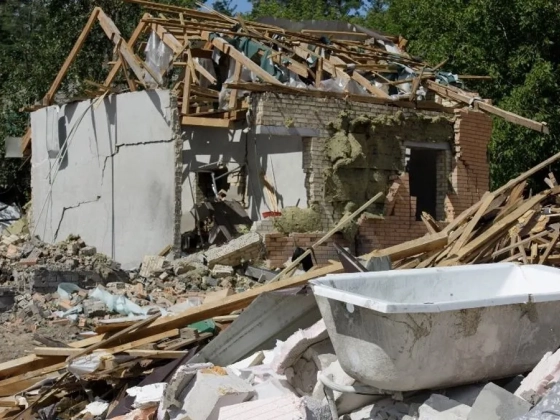Hat ember, köztük két gyermek halt meg, miután orosz rakéta csapódott egy családi házba