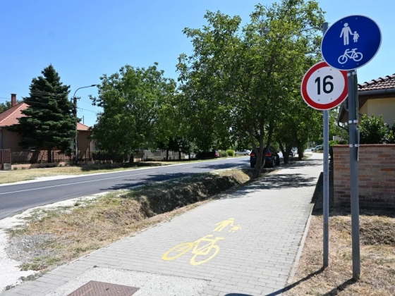 Még a rácalmásiak sem tudják, hogy jött ki a 8 és a 16 km/órás sebességkorlátozás a bringaúton