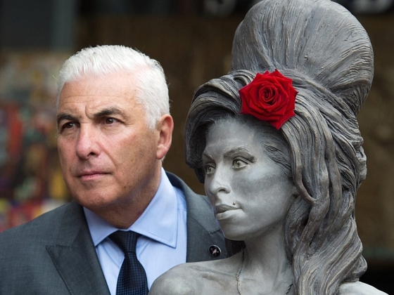 Amy Winehouse apja csaknem 1 millió font kifizetését utasította a barátainak