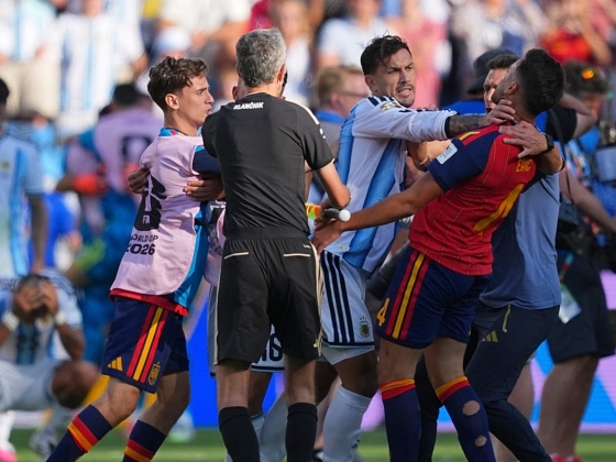 A FIFA fegyelmi eljárást indít Argentína ellen a vb-döntők dulakodása és a „Malvinas” zászló miatt