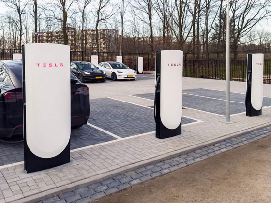 Erdőtüzek Franciaországban és Spanyolországban: a Tesla ingyenes árammal segít