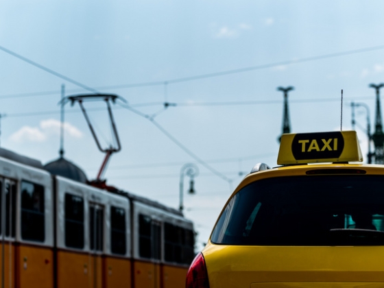 Szombattól mélyebben a zsebükbe kell nyúlniuk a budapesti taxisok utasainak, hatályba lép a főváros döntése