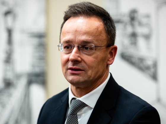 Szijjártó Péter feljelentette Magyar Pétert egy poszt miatt, majd meggondolta magát