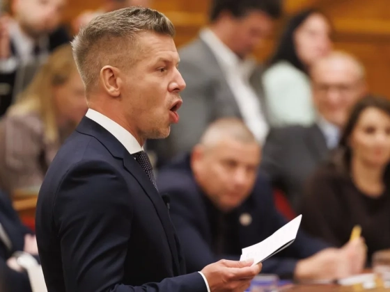 Magyar Péter nyitja az Országgyűlés rendkívüli ülését, mentelmi ügyek is napirenden