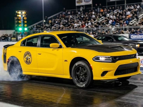 A legerősebb hatcsomagos töltő: a Dodge visszahozza a Super Bee-t