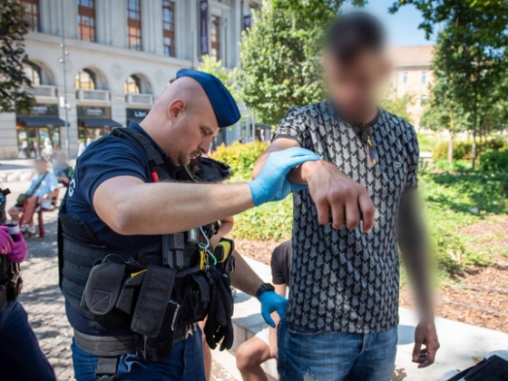 Megszállták a rendőrök Józsefvárost, több kábítószer-fogyasztót is előállítottak