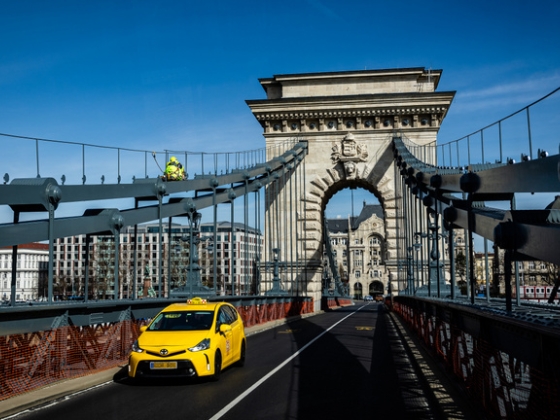 Változik a reptéri taxizás rendje, a sofőrök káosztól tartanak