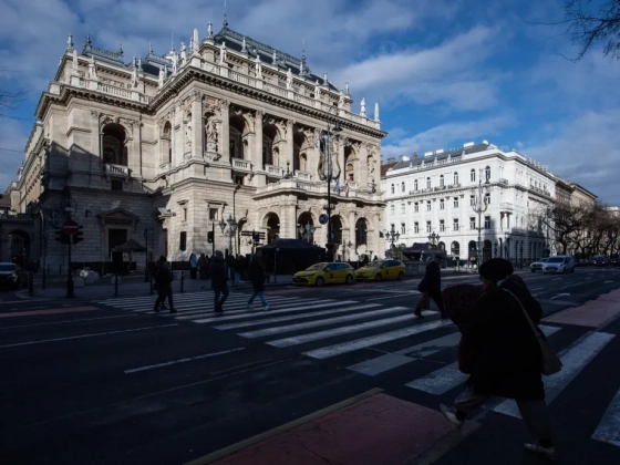Átvilágítja az Operaházat a kormány, Ókovács áll elébe és Puccinit ajánl