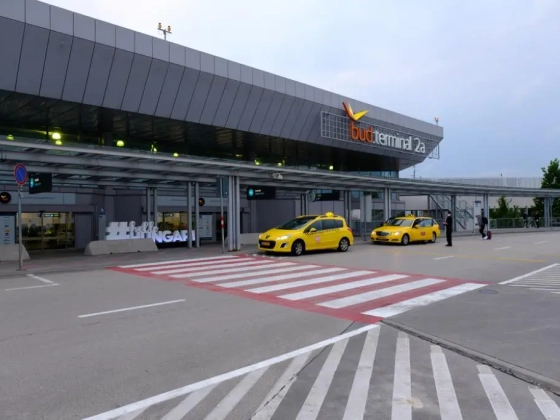 Augusztustól nagyon kényelmetlen lesz taxival eljutni a Budapest Repülőtérre – az új szabály miatt egyre nő a harag