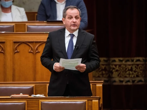 Alapfokú nyelvtudással, 273 millió forint közpénzből utazta be a világot Budai Gyula fideszes képviselő