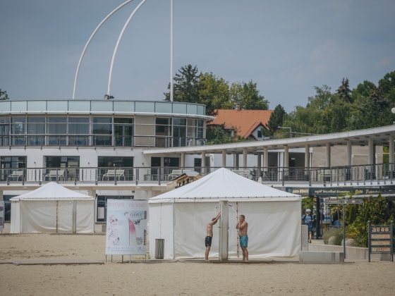 „Ha férfi vagy, verekedjünk meg!” – Botrány a Velence Korzón, egymásnak esett az üzemeltető cég vezére és a polgármester