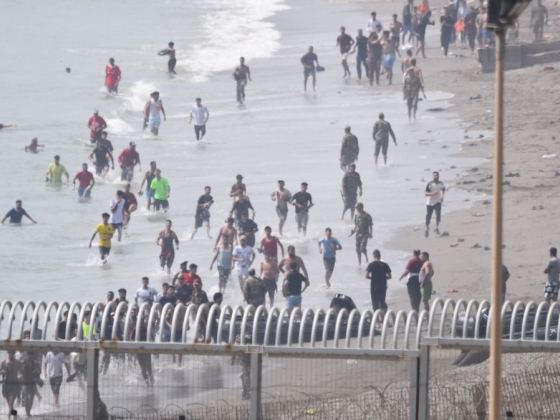 Káosz Ceutában: migránsok ezrei jutottak át a határon