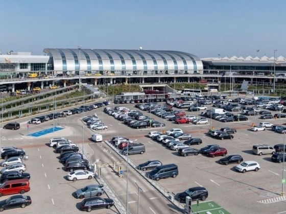 Káosz: hétfőtől kilométeres gyaloglás várhat az utasokra Ferihegyen