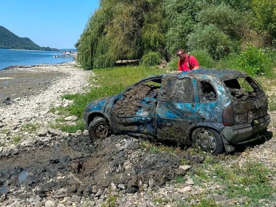 Szobnál egy rejtélyes autó bukkant elő az alacsony vízállású Dunából