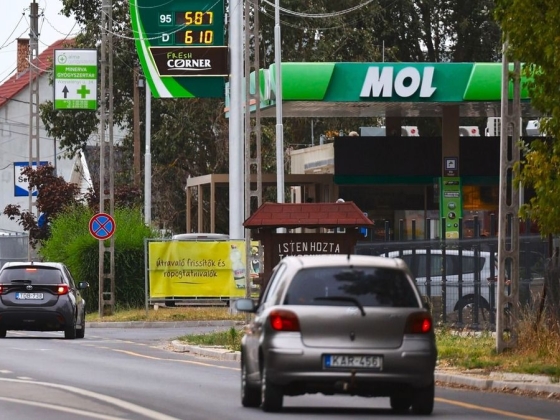 Ez már tényleg sok: általános üzemanyagár-emelést jelentettek be Magyarországon csütörtök délután, péntektől életbe is lép - ekkora drágulásra kell készülni