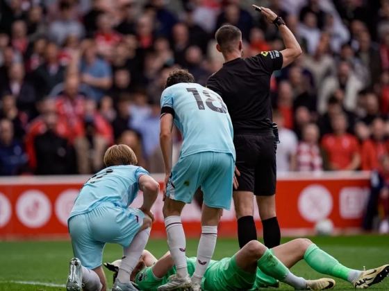Nincs több sumákolás, kötelező emberhátrány jön: új szabályt tesztelnek a Premier League-ben
