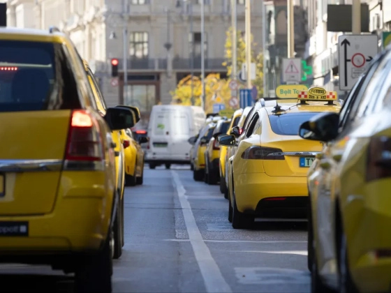 Drágul a taxizás Budapesten, nem minden taxis elégedett a változásokkal