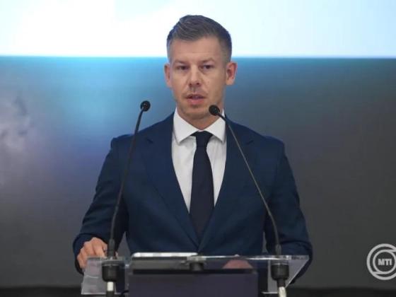 Kritikus helyzet: Magyar miniszterelnök és a MOL vezérigazgatója a magyarországi üzemanyag-ellátásról, orosz olajról, erőműről és turistahajókról