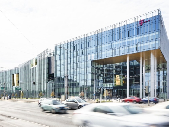 A Telekom két hétre otthoni munkavégzést vezet be, és lekapcsolja székházának digitális kijelzőit