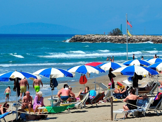 2026 nyara: Ferragosto 17,5 millió turistát hoz Olaszországba, és 9 milliárd eurónyi közvetlen költést