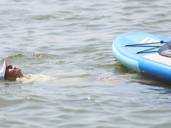 Elfogyott az ereje egy SUP-osnak a Balaton közepén, már nem tudott visszaevezni
