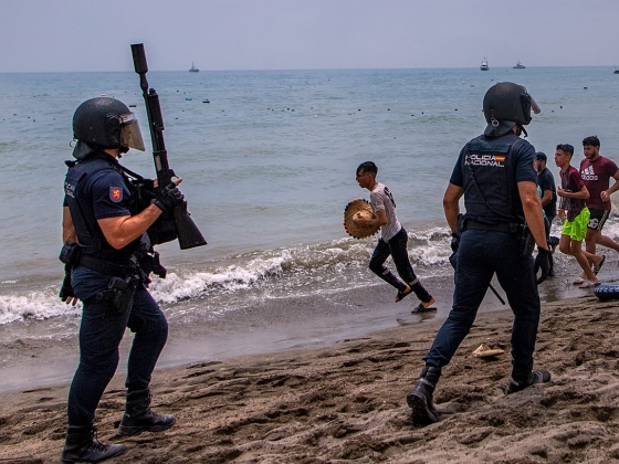 Körülbelül 25 000 migráns tért vissza Marokkóba, miután tömegesen lépte át Ceutába a határt