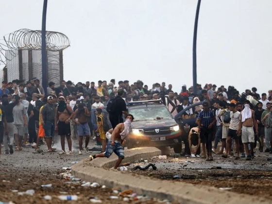 Fegyveres rendőrök, lángoló járművek, dühös tömegek – képeken a migránsok által megrohamozott Ceuta