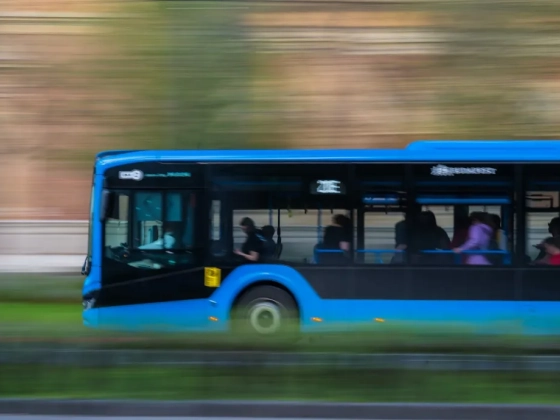 Támogatja a főváros, hogy a buszok és teherautók kanyarodási sebességét 10 km/h-ban korlátozzák