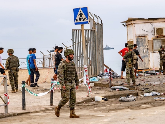 Ceután belül: A lakosok félelemmel és bizonytalansággal néznek szembe, ahogy a migránsok száma szárnyal; kevés a kenyér, zárva vannak a boltok