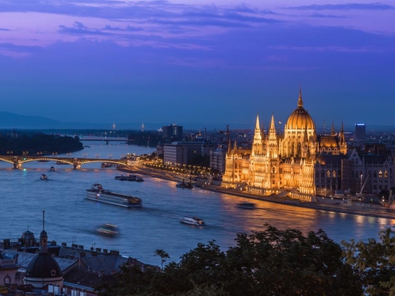 Sötétedés előtt álló budapesti tereptárgyak: a Parlament, a Budai Vár és a Citadella fényei lekapcsolva