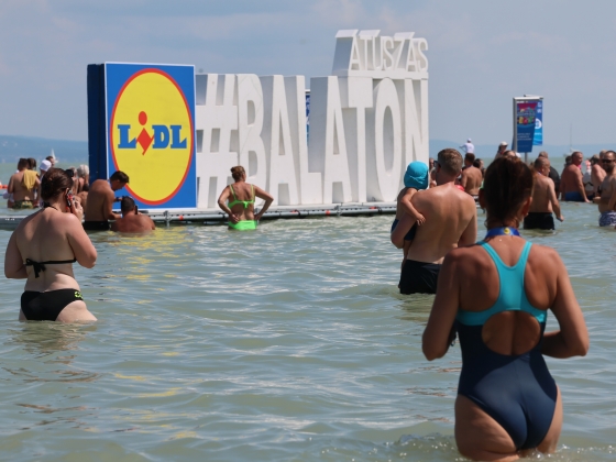 Megjött az előrejelzés: ilyen időjárás vár a Balaton-átúszókra szombaton