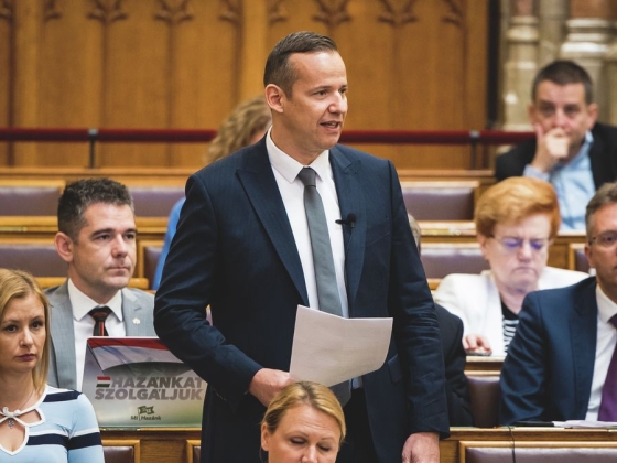 Pofonok napja: Toroczkai nekiment a Tiszának, a Fidesz szembesítette Magyar Pétert, a kormányfő hátrafelé mutogat