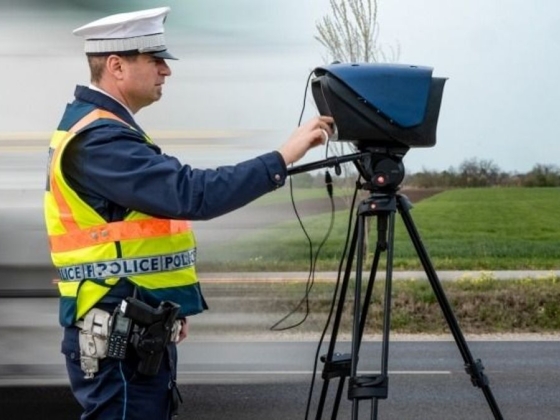 Úgy repesztett egy BMW-s Újszászon, hogy majdnem feldőlt a traffipax + fotó