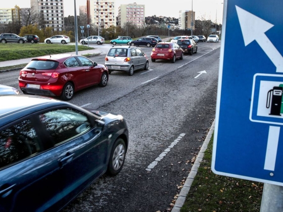 Üzemanyagár: több megoldás közül választhat a kormány, de szinte mindegyikkel veszíteni fog